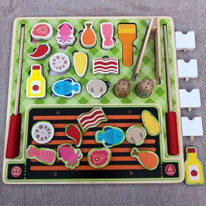 encaje de brochetas y gill asado parrilla de madera