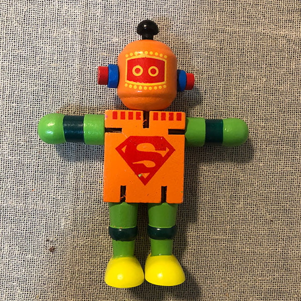 robot de madera naranjo