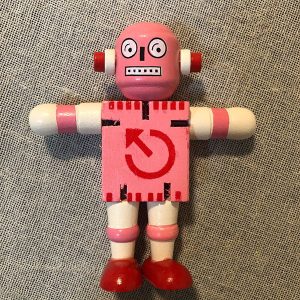 robot de madera rosado